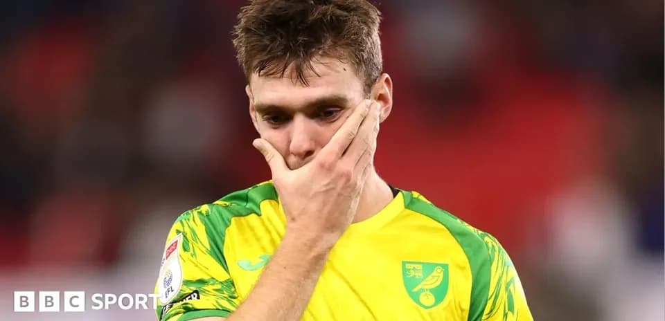 Jugador de Norwich City con camiseta amarilla tras partido