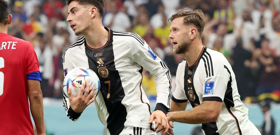 Jugadores de Alemania con el balón durante el partido