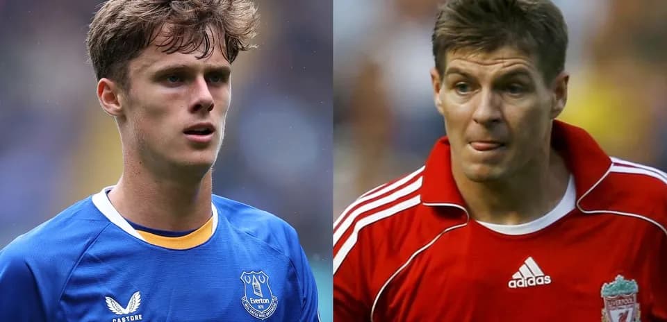Dos jugadores en sus camisetas de Everton y Liverpool