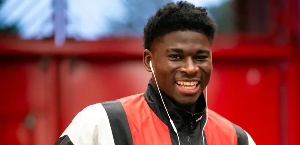 Jugador sonriendo con auriculares en vestíbulo