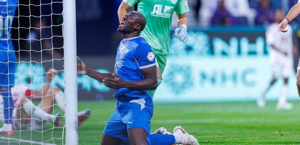 Jugador arrodillado tras fallar una oportunidad de gol