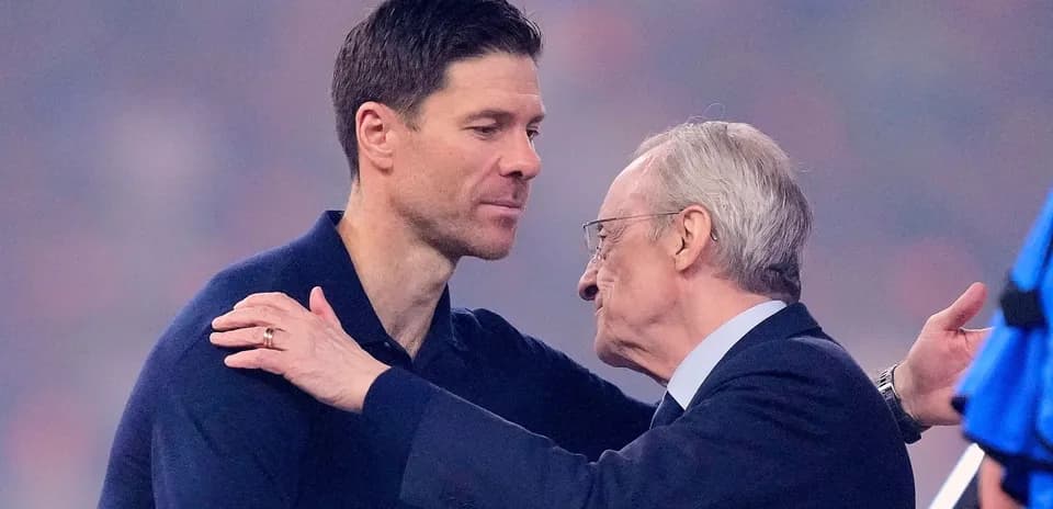 Xabi Alonso y Florentino Pérez abrazándose en evento