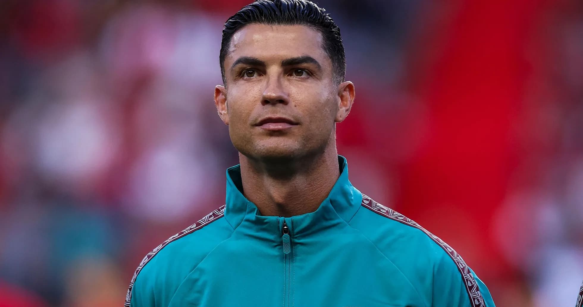 Jugador en uniforme de calentamiento en el campo
