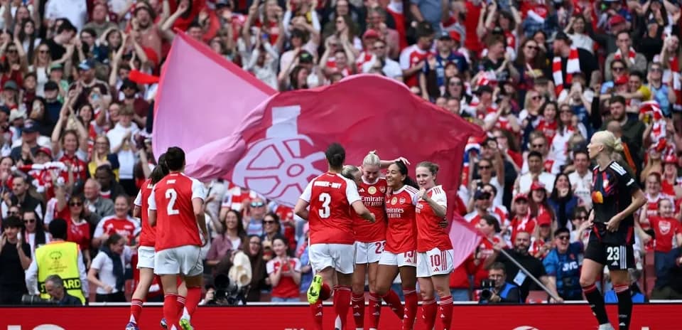 Jugadoras de Arsenal celebrando un gol frente a la afición