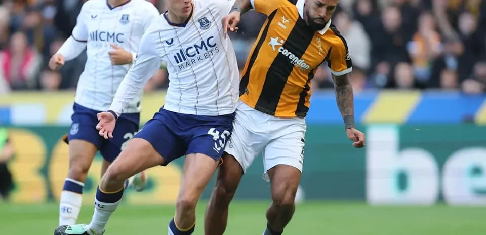 Jugador de Everton disputa el balón con rival