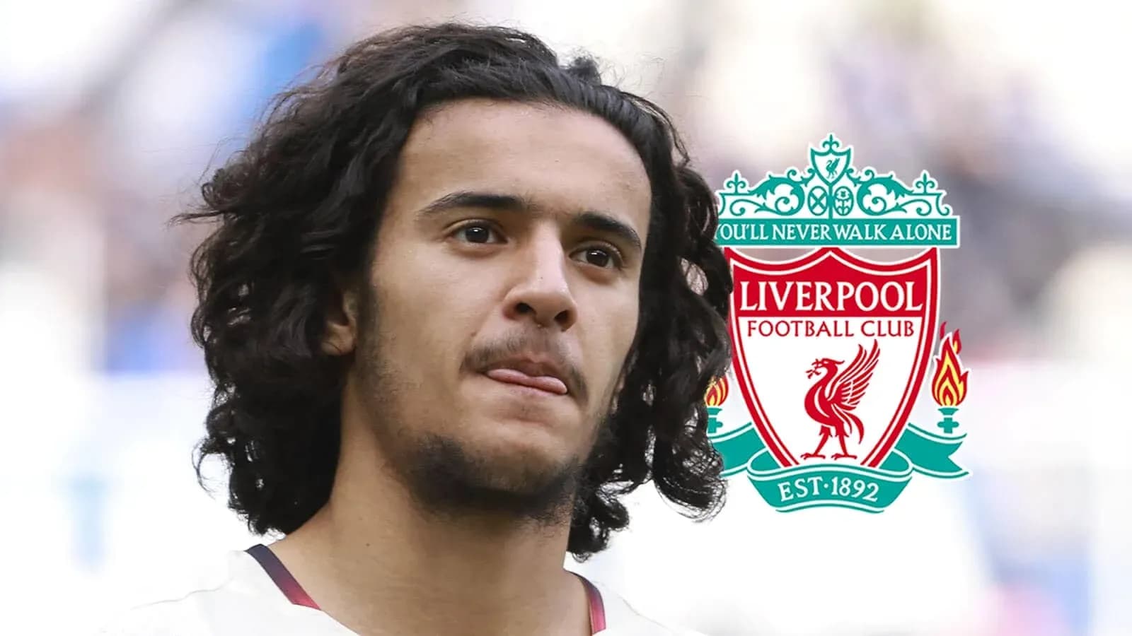 Jugador de Liverpool FC con cabello rizado