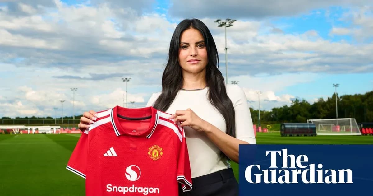 Mujer sosteniendo camiseta de Manchester United en campo