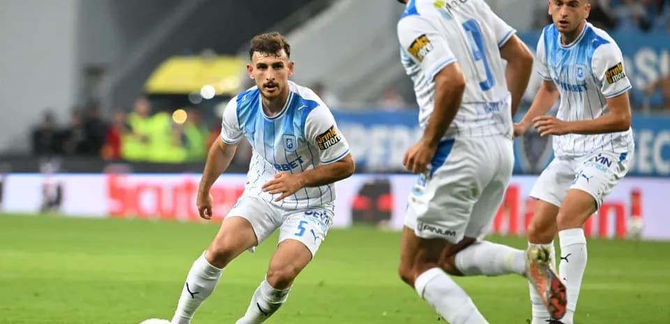 Jugadores de Universitatea Craiova en acción