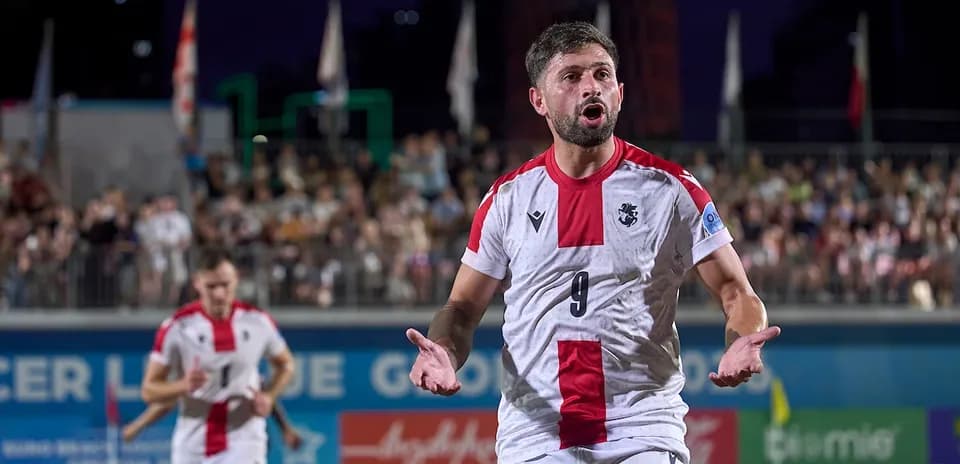 Jugador celebrando en partido de fútbol playa