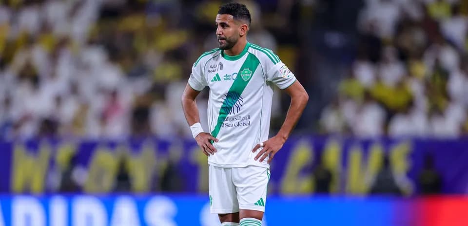 Jugador de fútbol en uniforme del equipo Al-Ahli