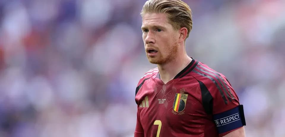 Jugador de Bélgica con camiseta roja en el campo