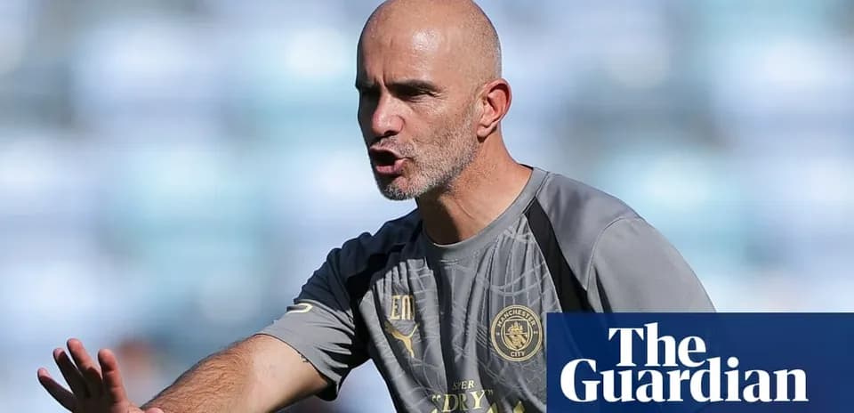 Entrenador dirigiendo sesión de entrenamiento en el campo