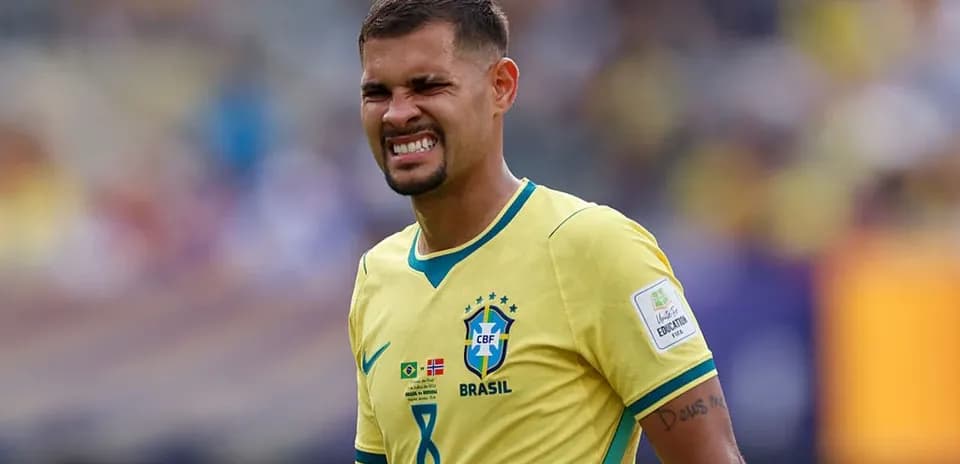 Jugador de Brasil en el campo durante el partido