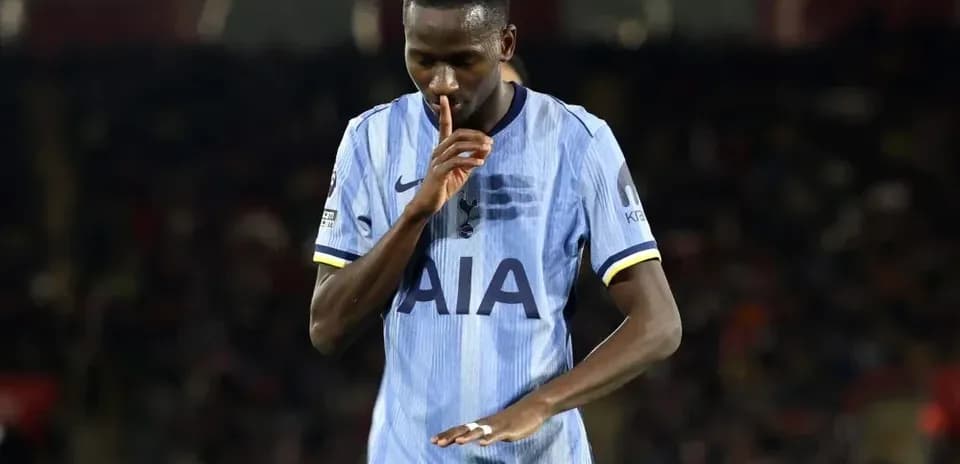 Jugador haciendo gesto de silencio en el campo