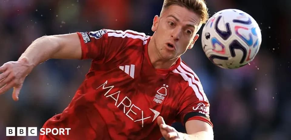 Jugador de Nottingham Forest atrapando un balón en acción
