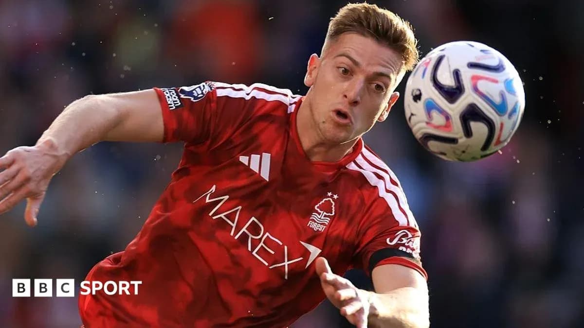Jugador de Nottingham Forest atrapando un balón en acción