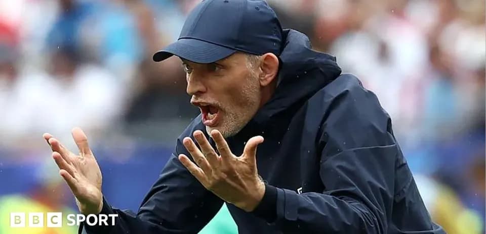 Entrenador dando instrucciones durante un partido