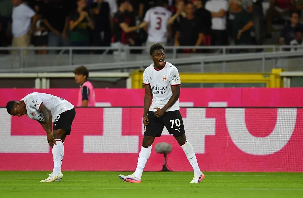 Jugador de AC Milan celebra un gol en el partido