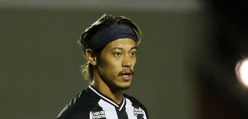 Jugador con camiseta negra y blanca en el campo