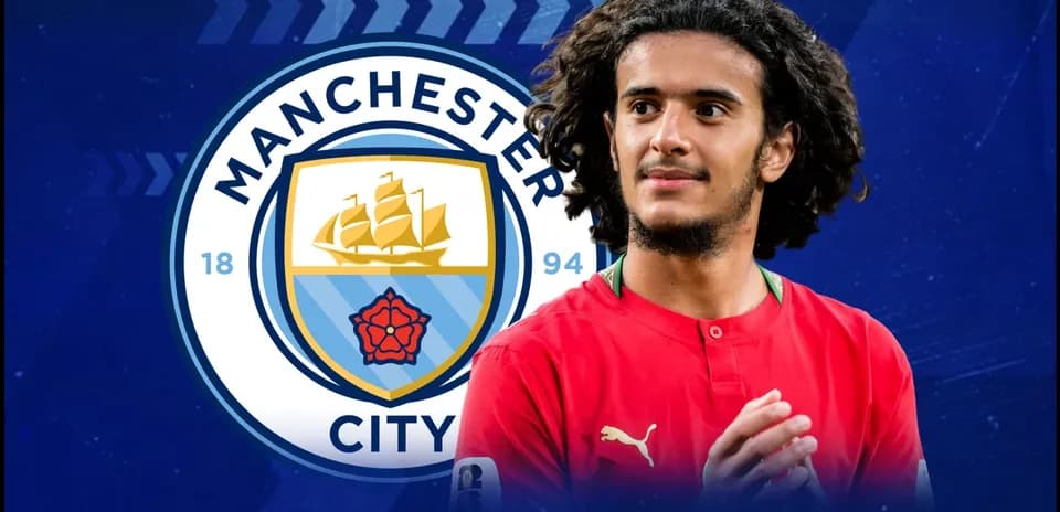 Jugador de Manchester City frente a su escudo