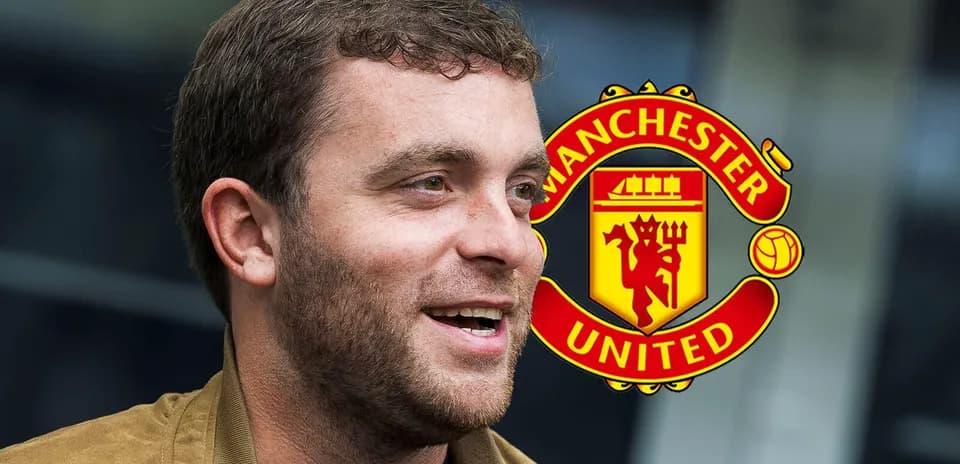 Hombre sonriendo con logo de Manchester United de fondo