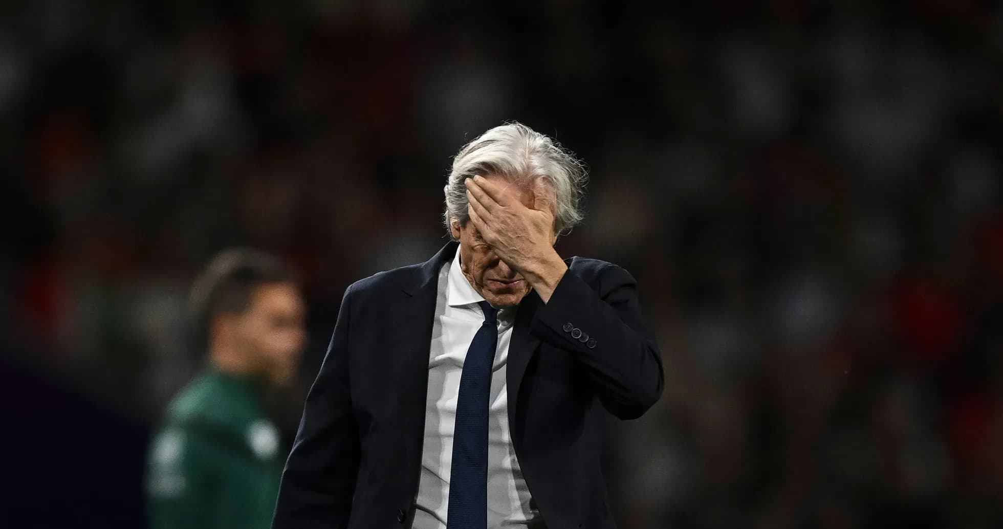 Entrenador con la mano en la cara tras el partido