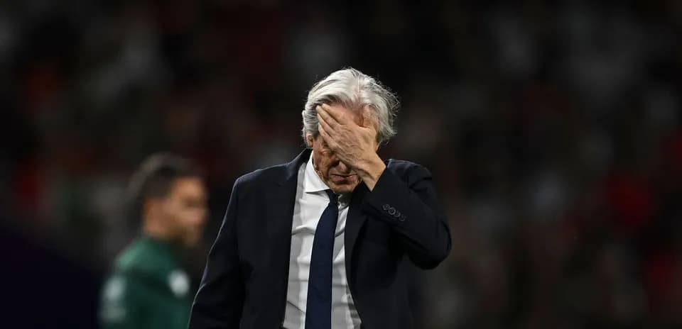 Entrenador con la mano en la cara tras el partido