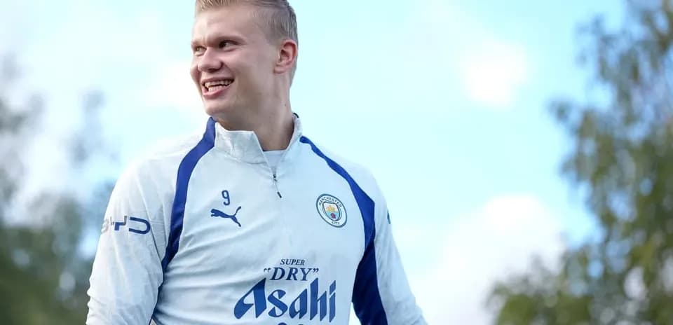 Jugador de Manchester City sonriendo en entrenamiento