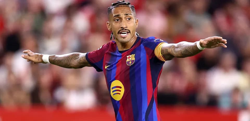 Jugador de Barcelona dirigiendo a su equipo en el campo