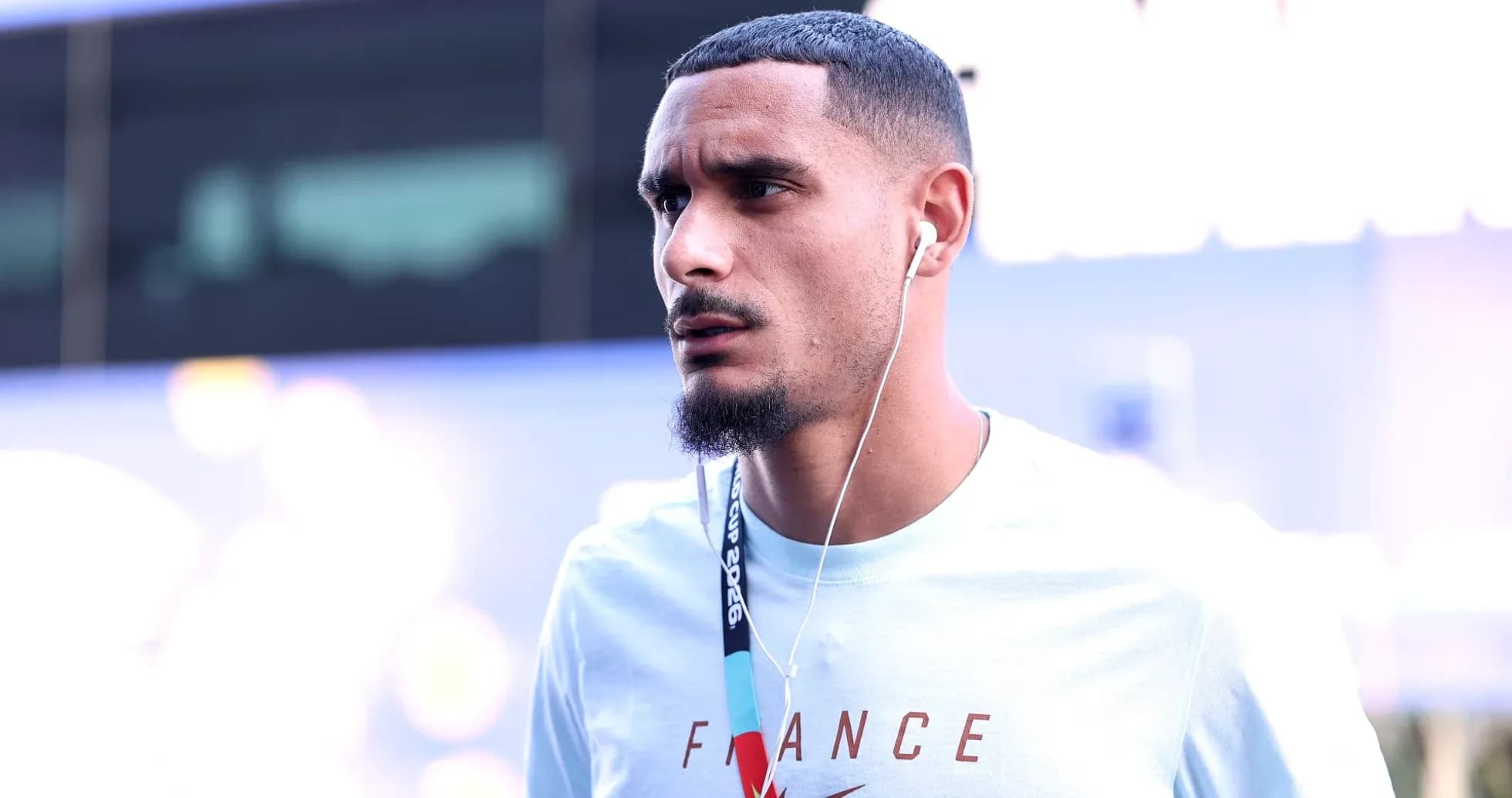Jugador caminando con auriculares antes del partido