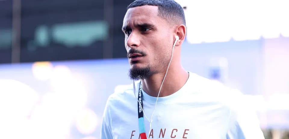 Jugador caminando con auriculares antes del partido