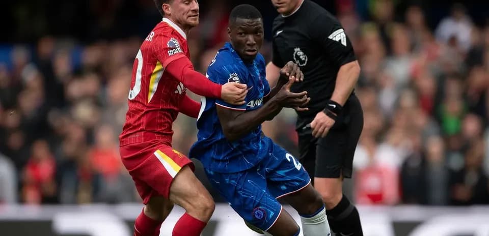 Jugador de Liverpool compitiendo por el balón