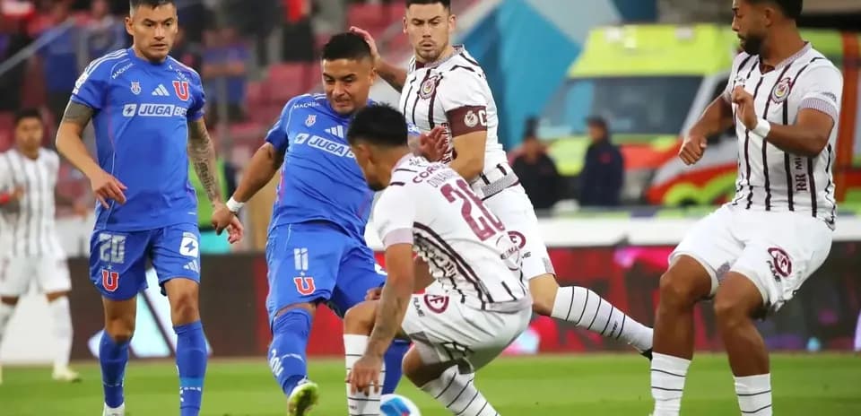 Jugadores de Universidad de Chile en acción