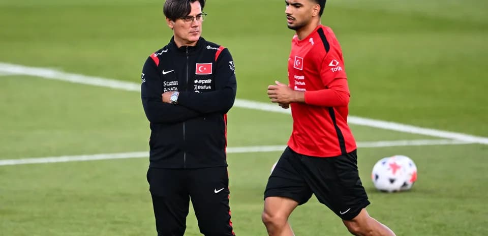 Entrenador observando a jugador durante entrenamiento