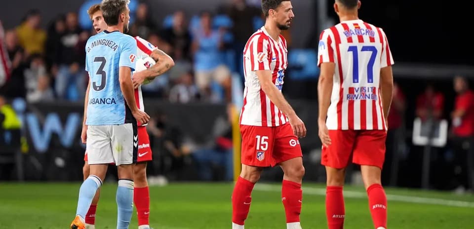 Jugadores de Atlético de Madrid y Celta de Vigo en el campo