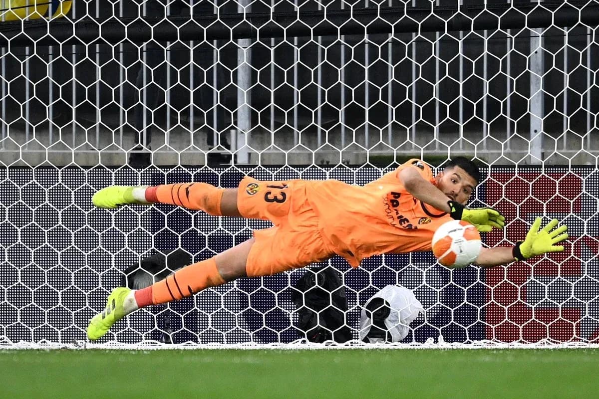 Portero lanzándose para detener un penalti