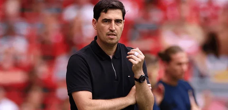 Entrenador observando el partido desde la línea de banda
