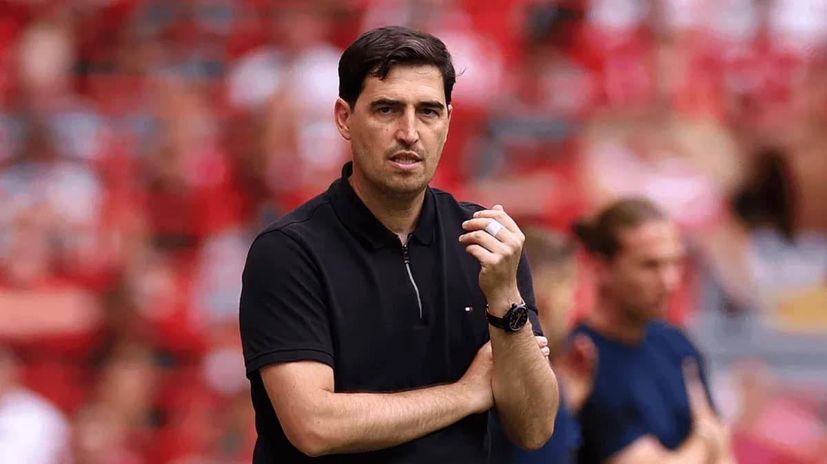 Entrenador observando el partido desde la línea de banda