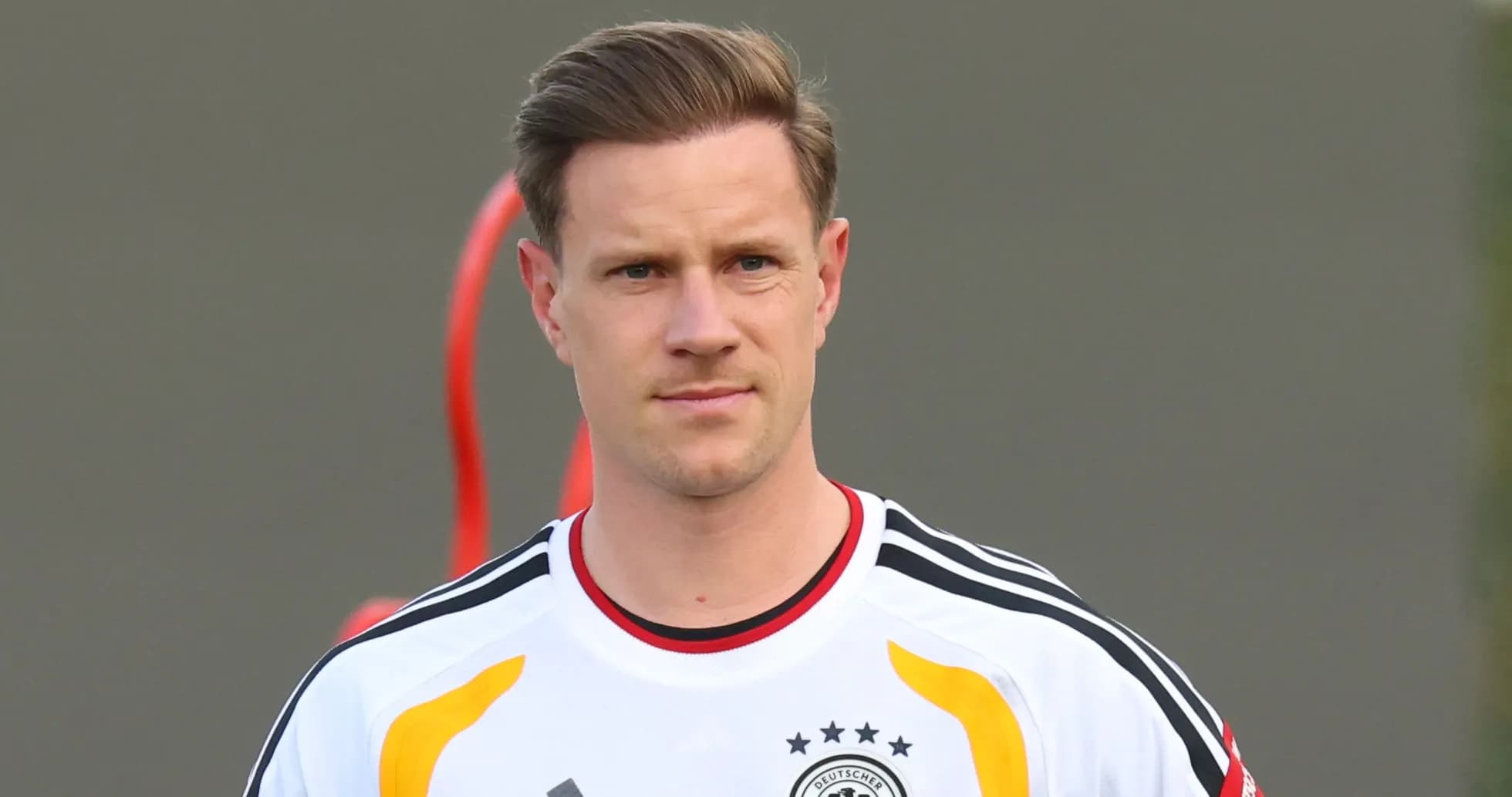 Jugador de fútbol con camiseta de Alemania en entrenamiento