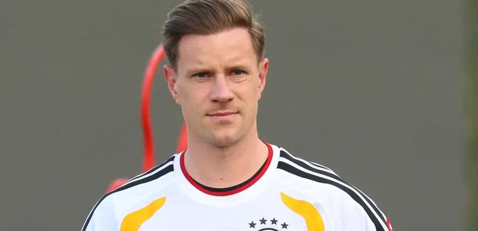 Jugador de fútbol con camiseta de Alemania en entrenamiento