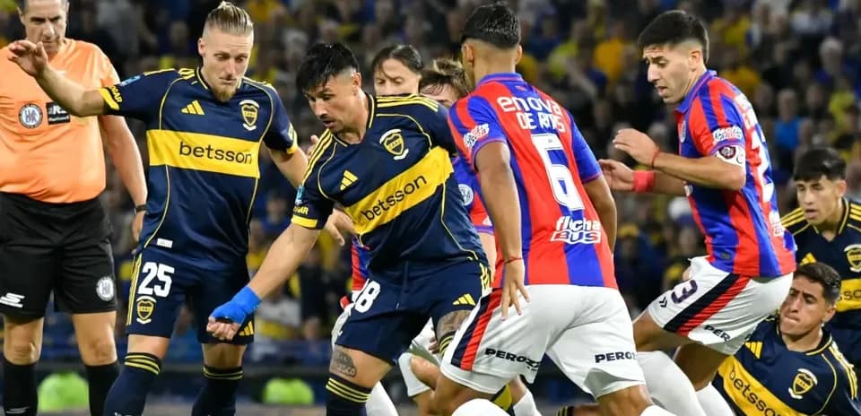 Jugadores de San Lorenzo y Boca Juniors en acción