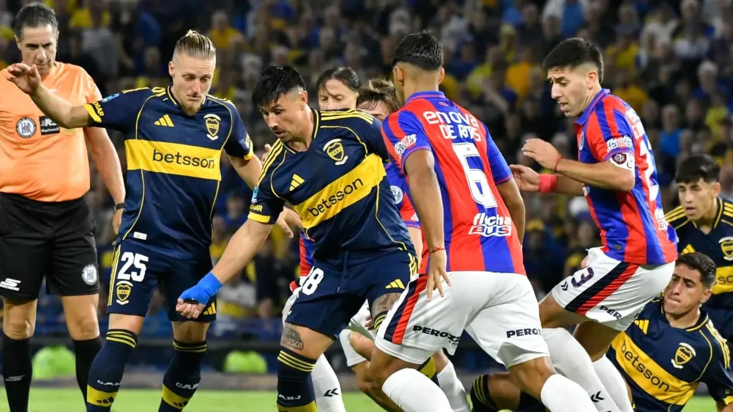 Jugadores de San Lorenzo y Boca Juniors en acción