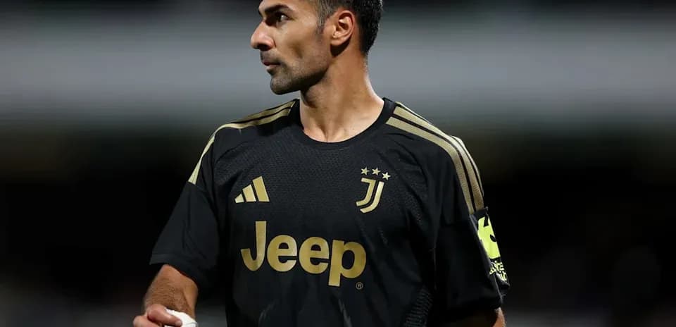 Jugador de Juventus en uniforme negro en el campo