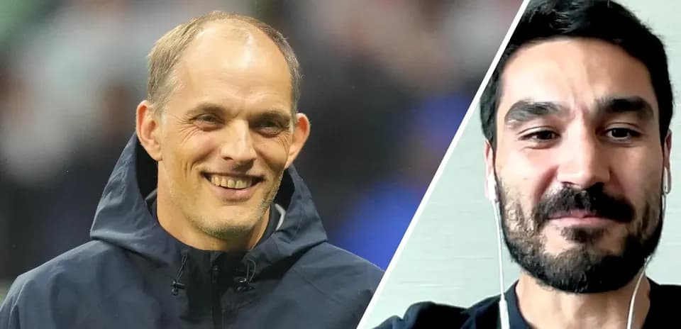 Entrenador y jugador sonriendo durante entrevista
