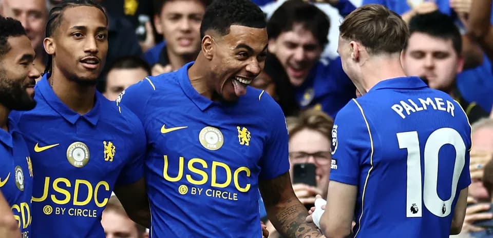 Jugadores de Chelsea celebrando un gol juntos