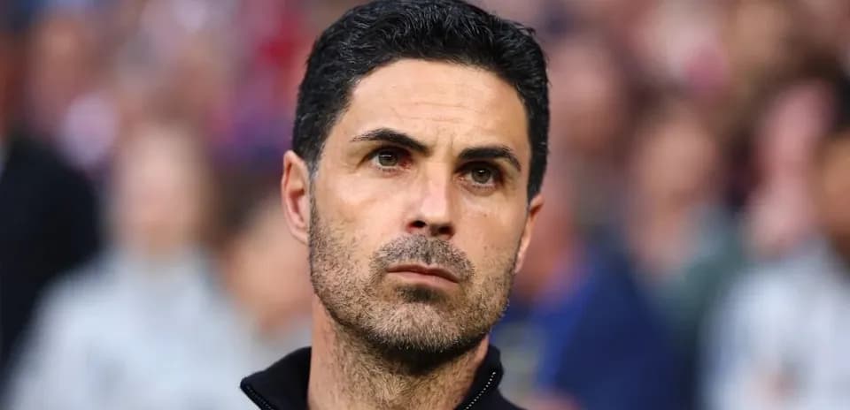 Entrenador observando durante el partido en el estadio