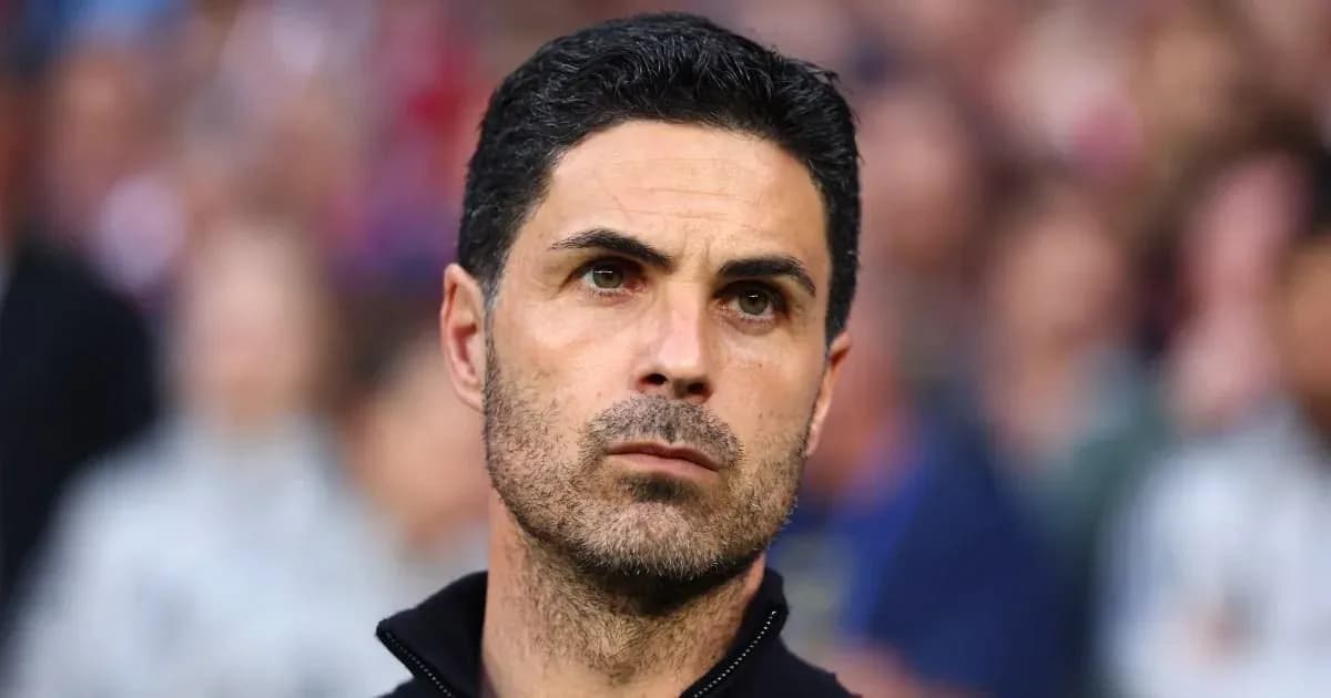 Entrenador observando durante el partido en el estadio
