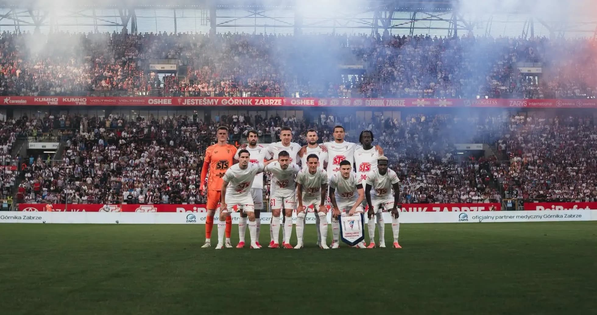 Equipo de Górnik Zabrze posando en el estadio