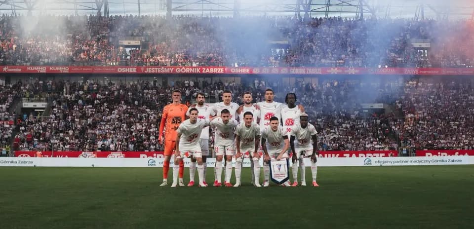 Equipo de Górnik Zabrze posando en el estadio