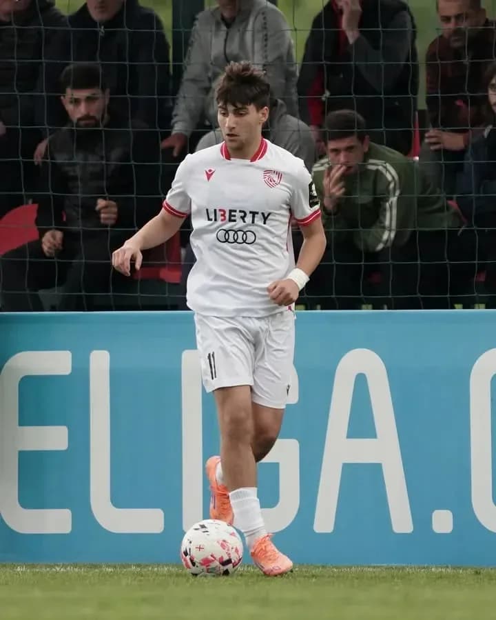 Jugador con balón en el campo durante partido